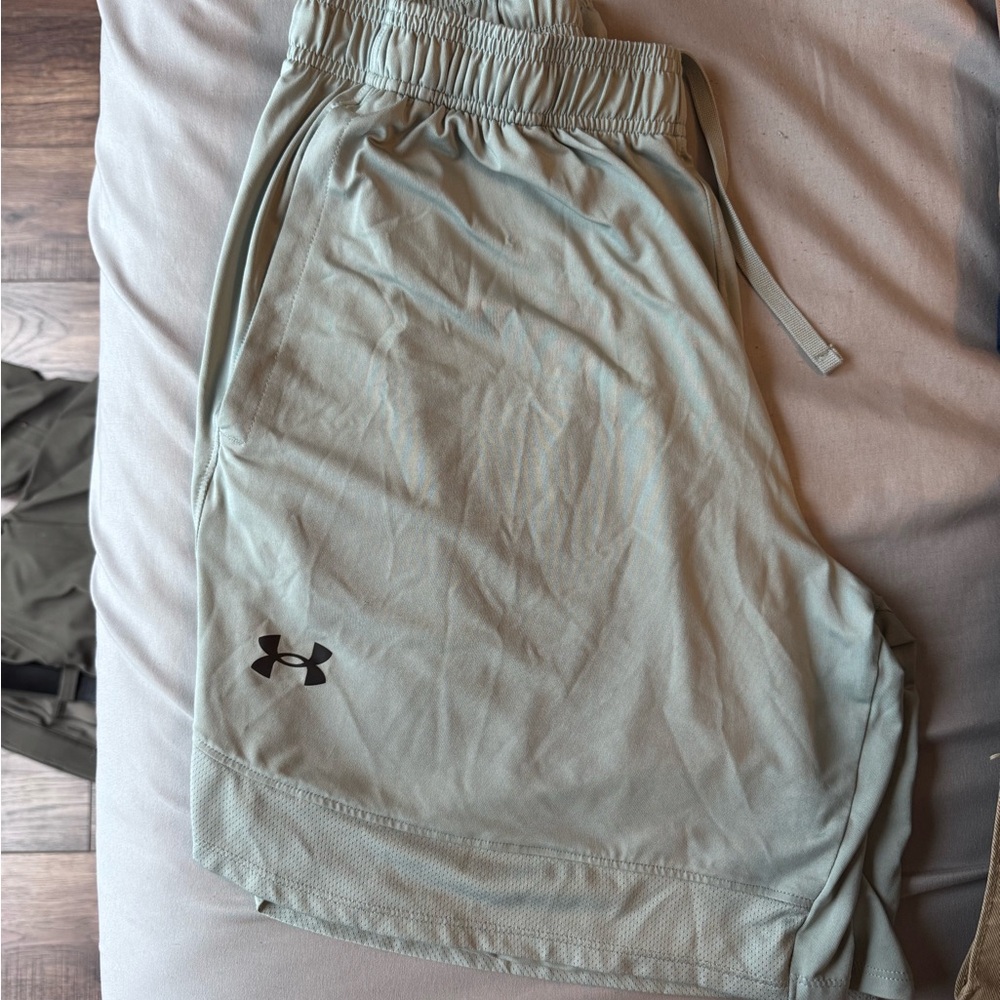 Under Armour Men's Light Gray Athletic Shorts